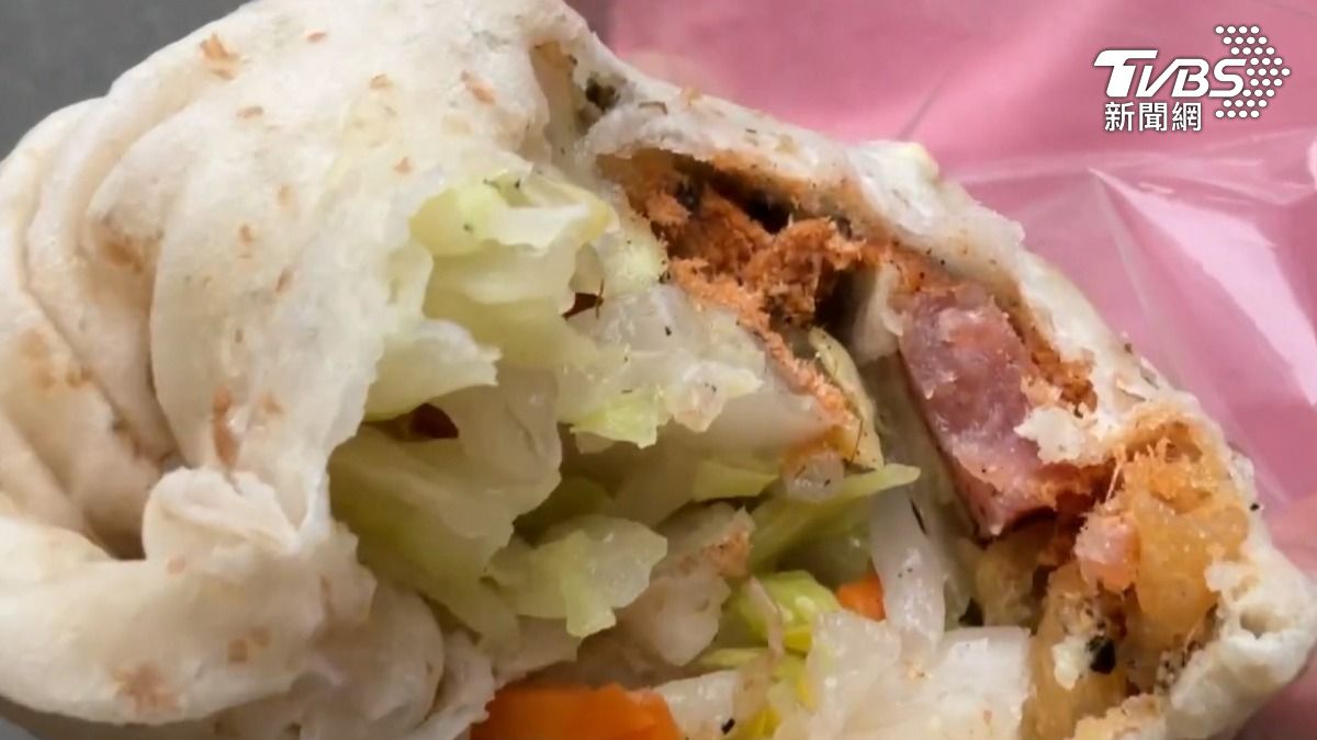 饕客發現這間店的春捲口感與其他店家不同,有顧客表示吃起來不會有湯汁。(圖/TVBS)