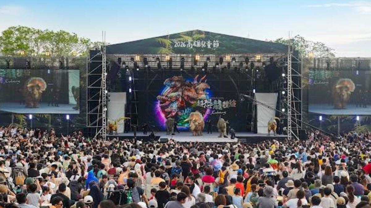 日本DINO-A-LIVE擬真恐龍演出震撼全場。（圖／翻攝自雄愛學-高雄市政府教育局﻿FB）