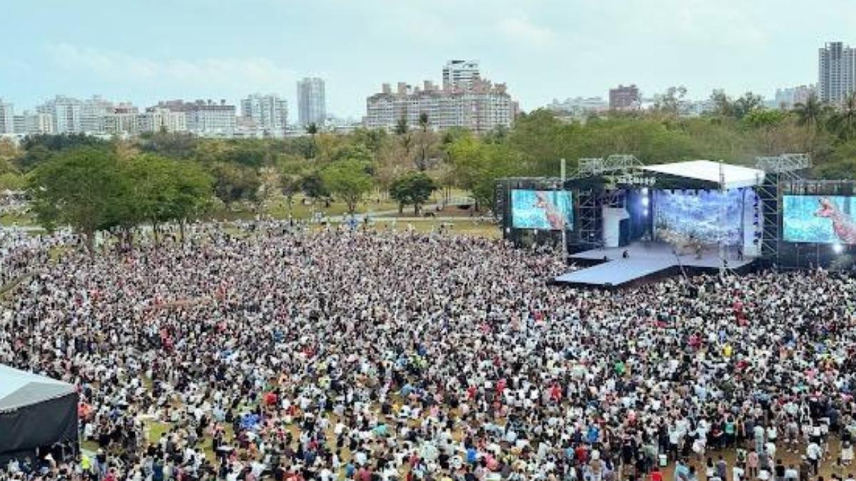 高雄「恐龍酷樂園」單日湧28萬人!擠爆衛武營 人潮炸裂創高峰