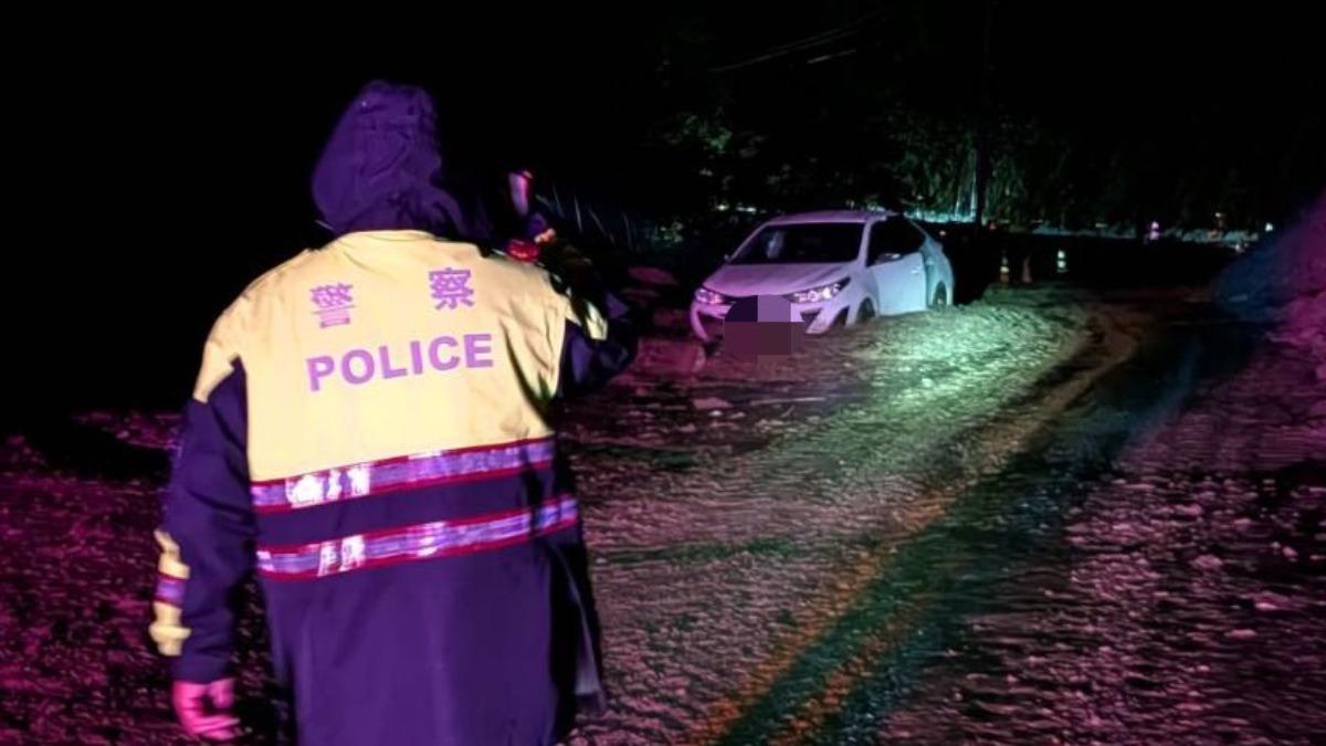 台七甲線土石流阻路，外籍遊客受困三星警即刻馳援。（圖／三星分局）