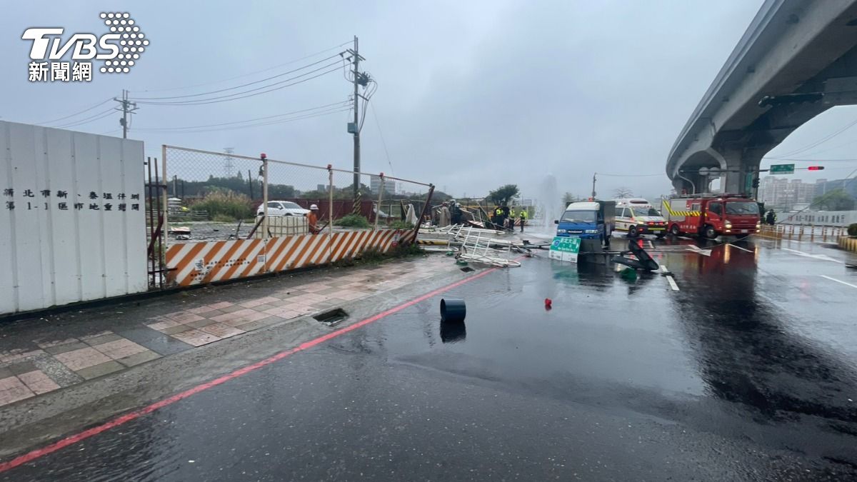 曳引車失控衝破工地圍籬,1名男行人遭撞輾身亡。(圖/TVBS)