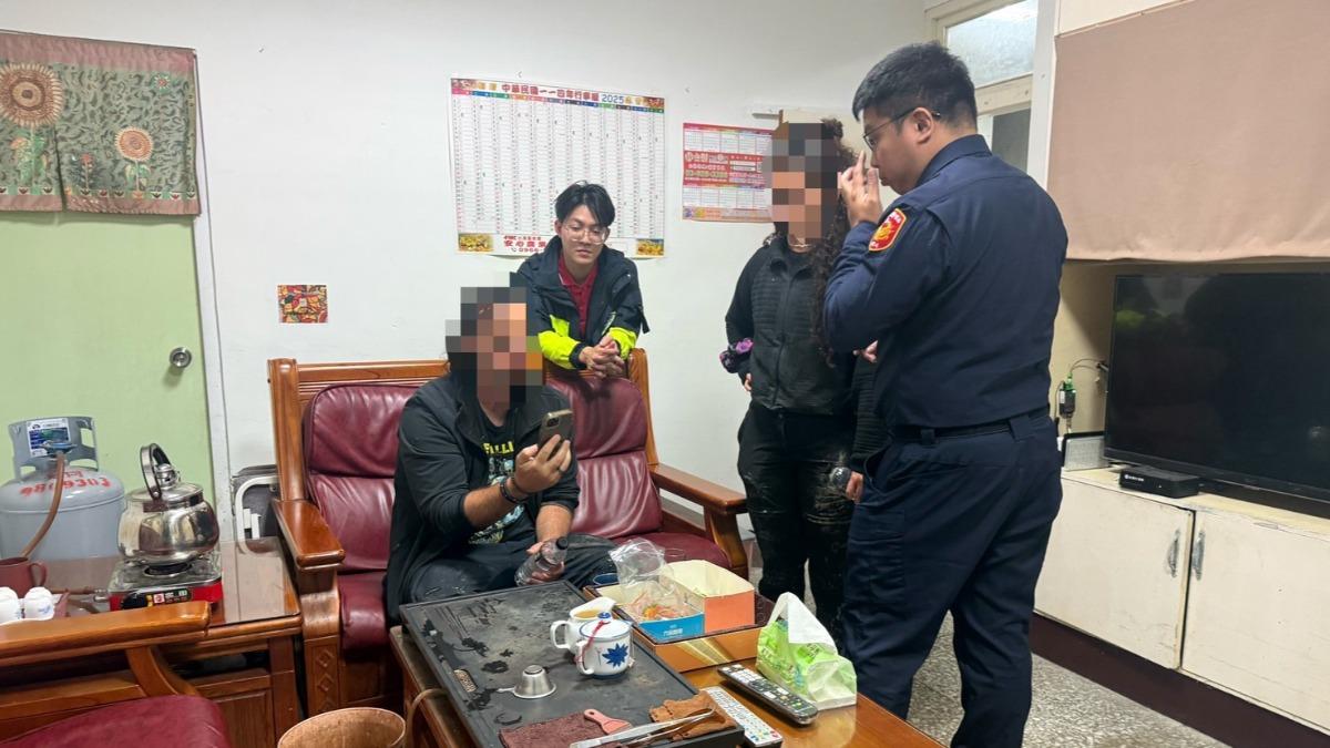 雨夜受困台七甲線，外籍夫婦驚魂，警方暖心安置。（圖／三星分局）