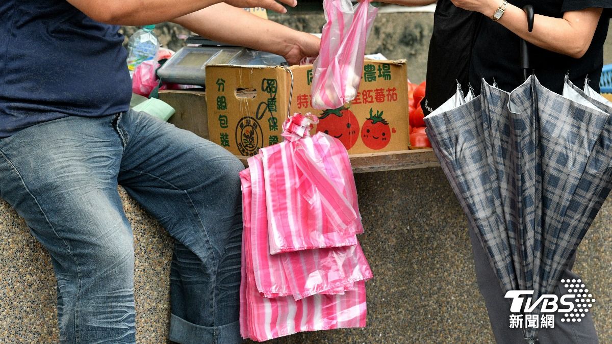 中東戰火導致全球出現能源危機,國內爆發「塑膠袋之亂」。(圖/胡瑞麒攝)