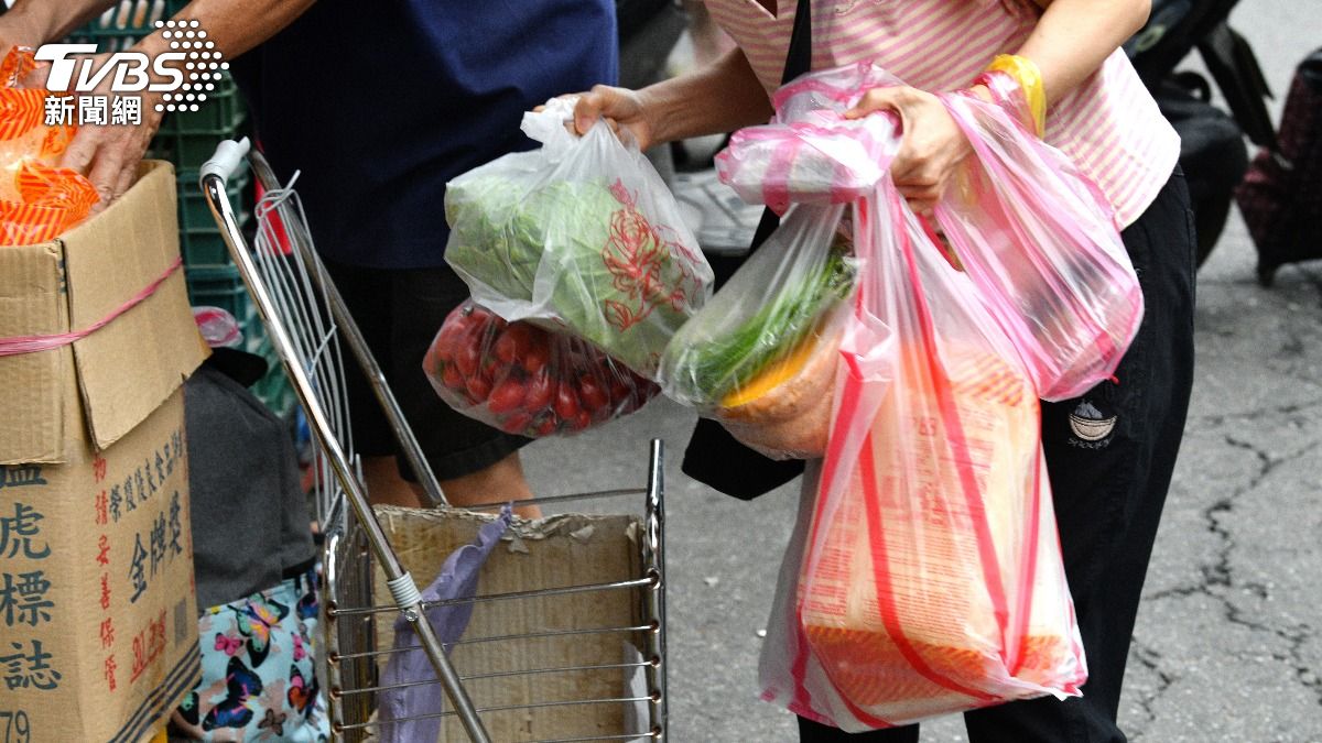 中東戰火導致全球出現能源危機,國內爆發「塑膠袋之亂」。(圖/胡瑞麒攝)