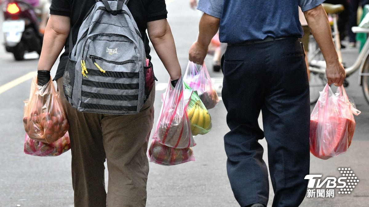 中東戰火導致全球出現能源危機,國內爆發「塑膠袋之亂」。(圖/胡瑞麒攝)