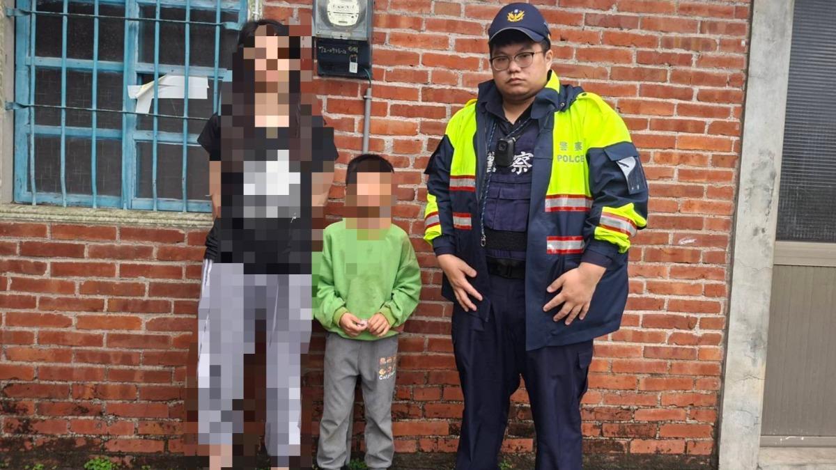 警方平安將男童送回家,家屬致謝。(圖/國道警方提供)