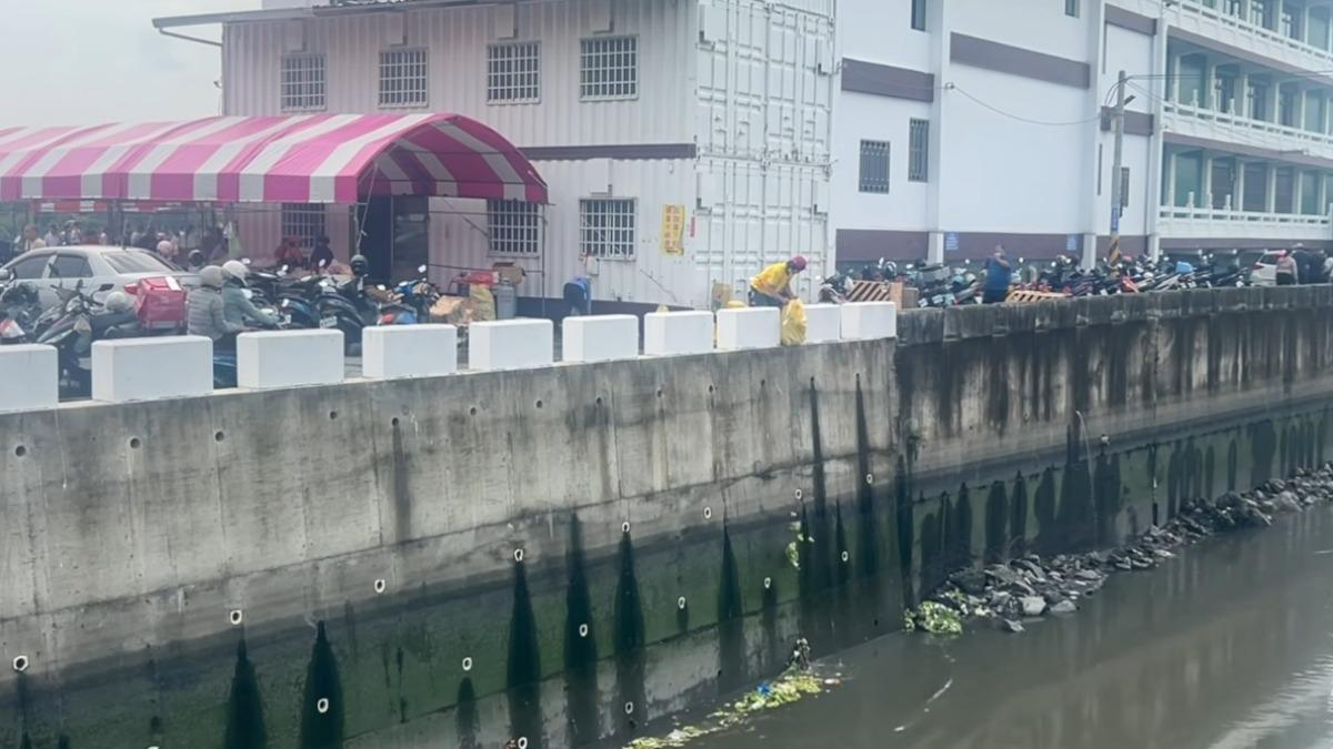 4袋廚餘倒排水溝！寺廟志工竟喊「拿去餵魚」　網看傻開罵