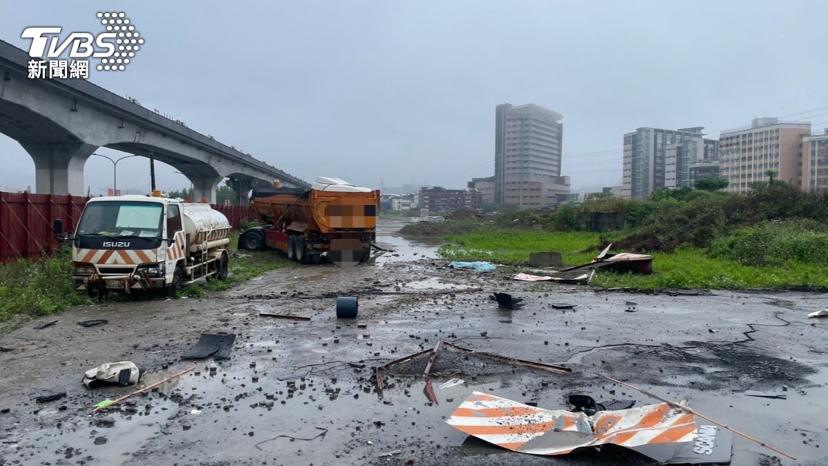 曳引車失控打滑撞進工地,還當場輾斃1名男行人。(圖/TVBS)