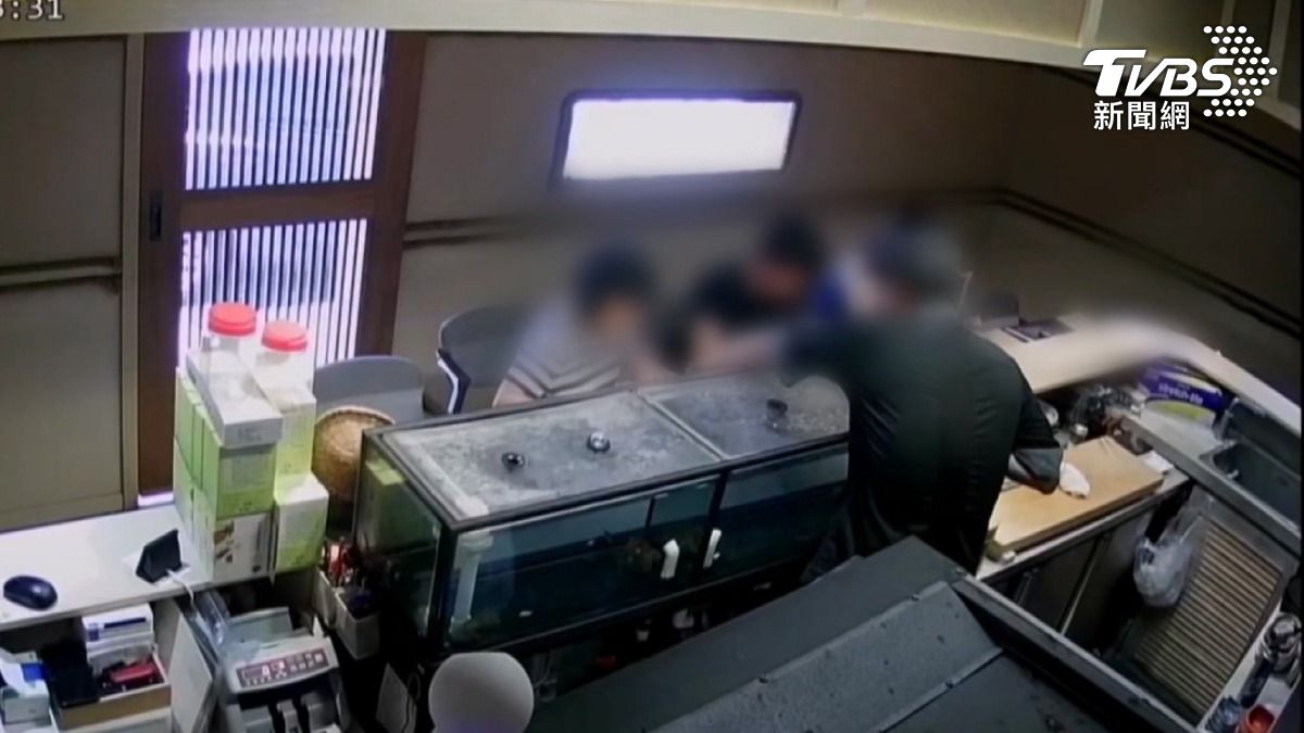 去年兩位民眾到日本料理店用餐,由於不滿兩坨芥末被收三百元,上網留言抱怨,卻反遭店家公布畫面公審(圖/TVBS)