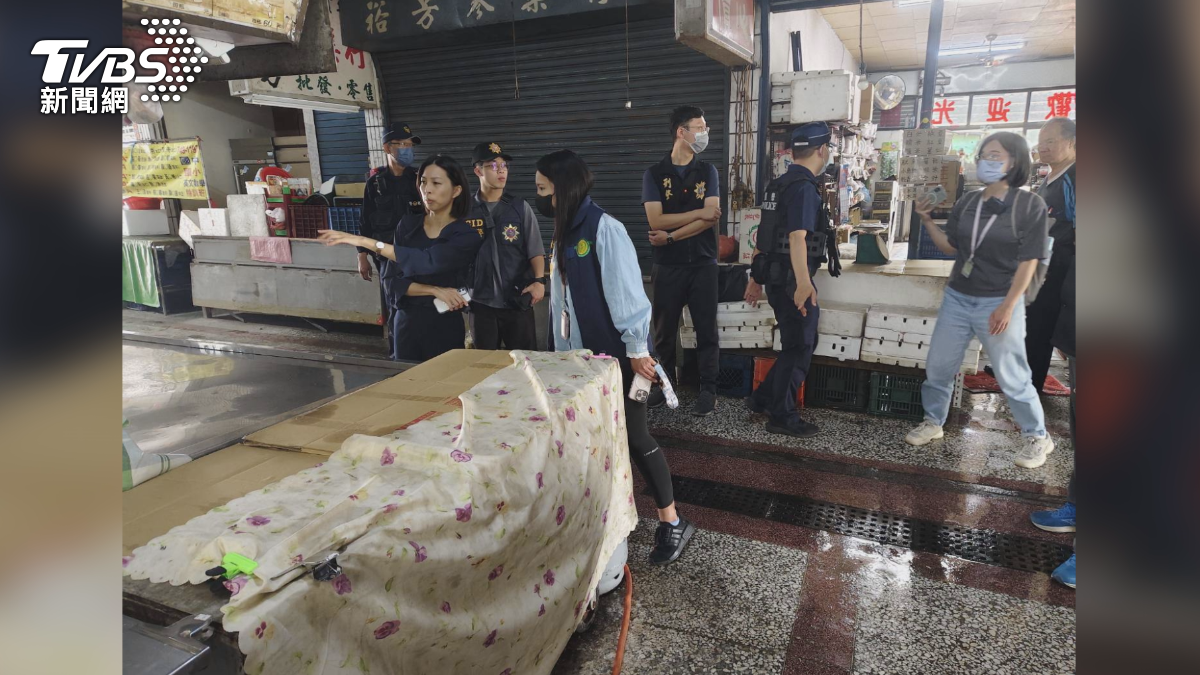 高雄正義市場毒春捲案,檢察官帶隊奔現場,聯合衛生局再度調查(圖/TVBS)