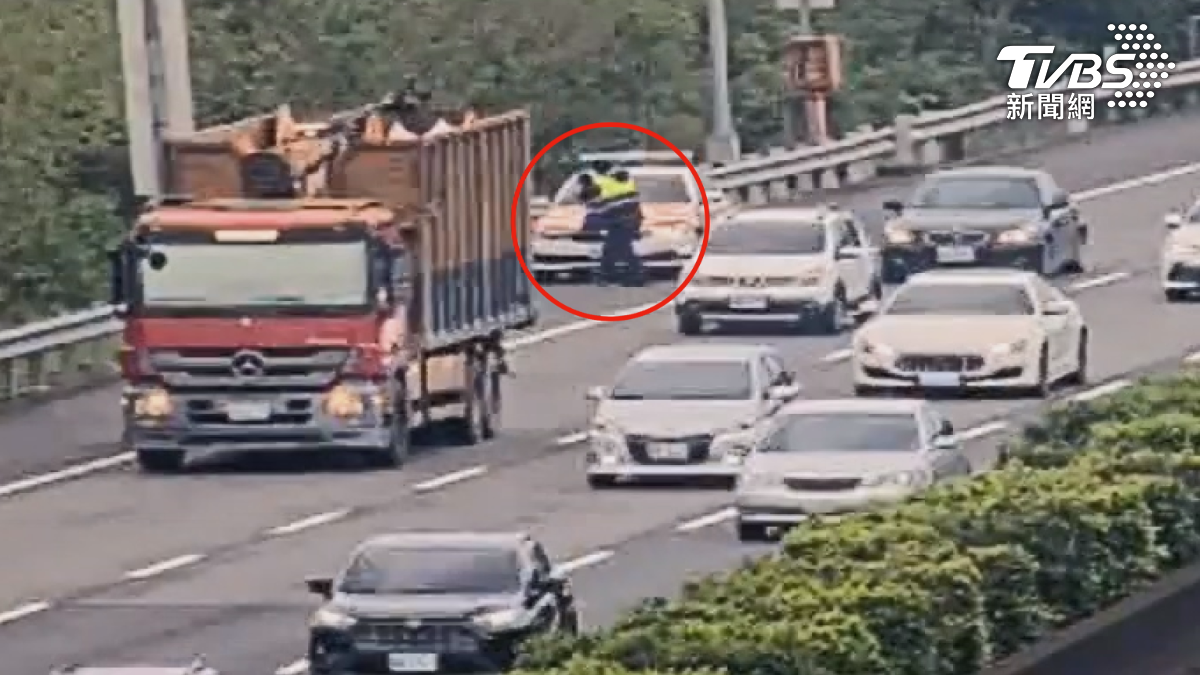 員警才剛把男童抱起,一輛大貨車就從旁邊呼嘯而過,一度嚇得男童嚎啕大哭(圖/TVBS)