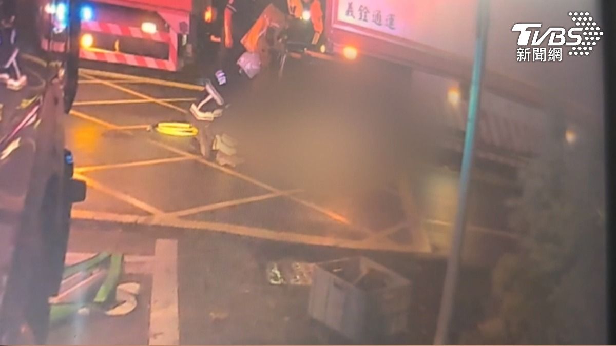 雨夜會車疑路滑摔車!20歲女遭聯結車輾壓 命喪輪下。(圖/TVBS)