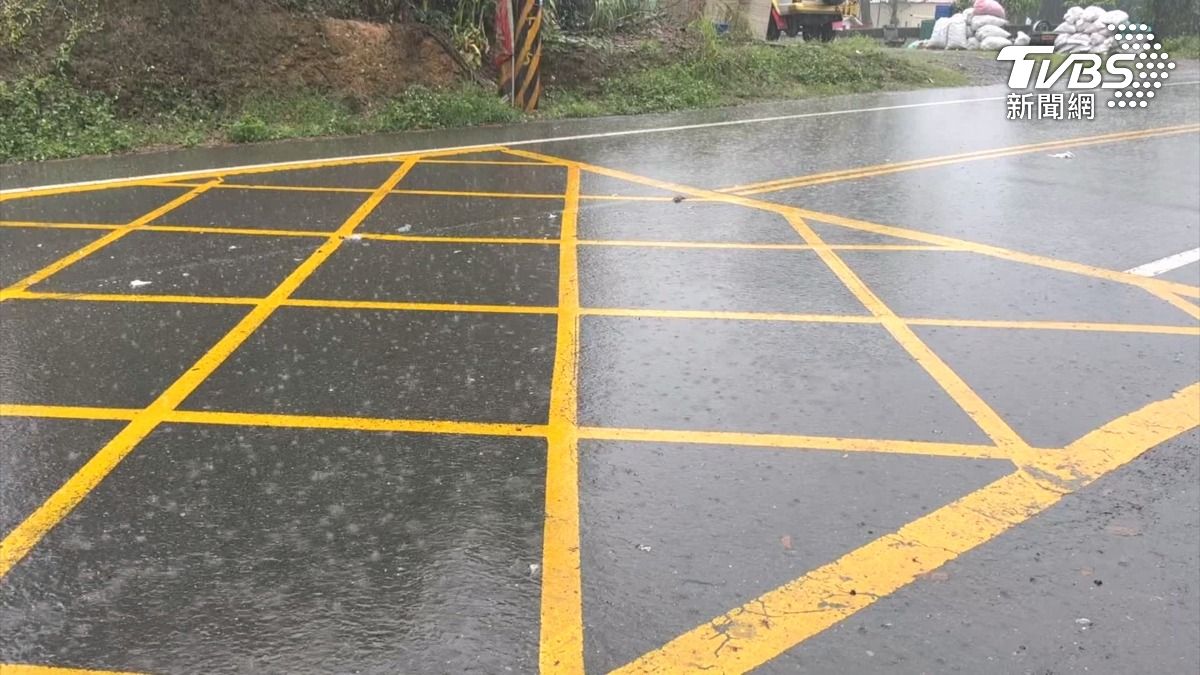 雨夜會車打滑!20歲女遭輾斃。(圖/TVBS)