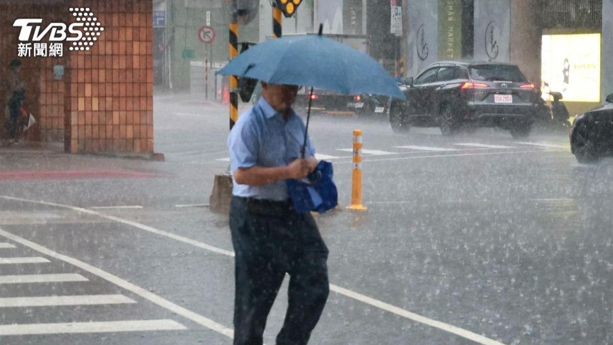 天氣/要下雨了!鋒面雷雨帶逼近 北台灣「一片橘紅」