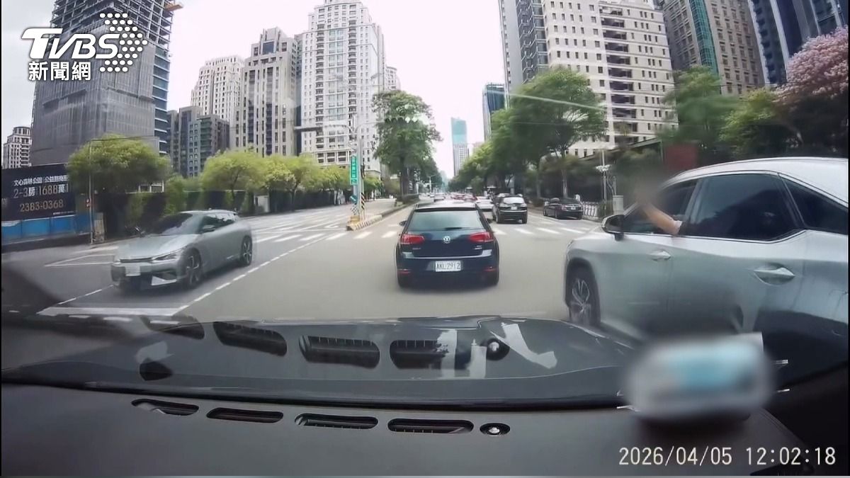 休旅車硬切還伸手比中指!台中駕駛氣炸提告 全程都錄下了。(圖/TVBS)