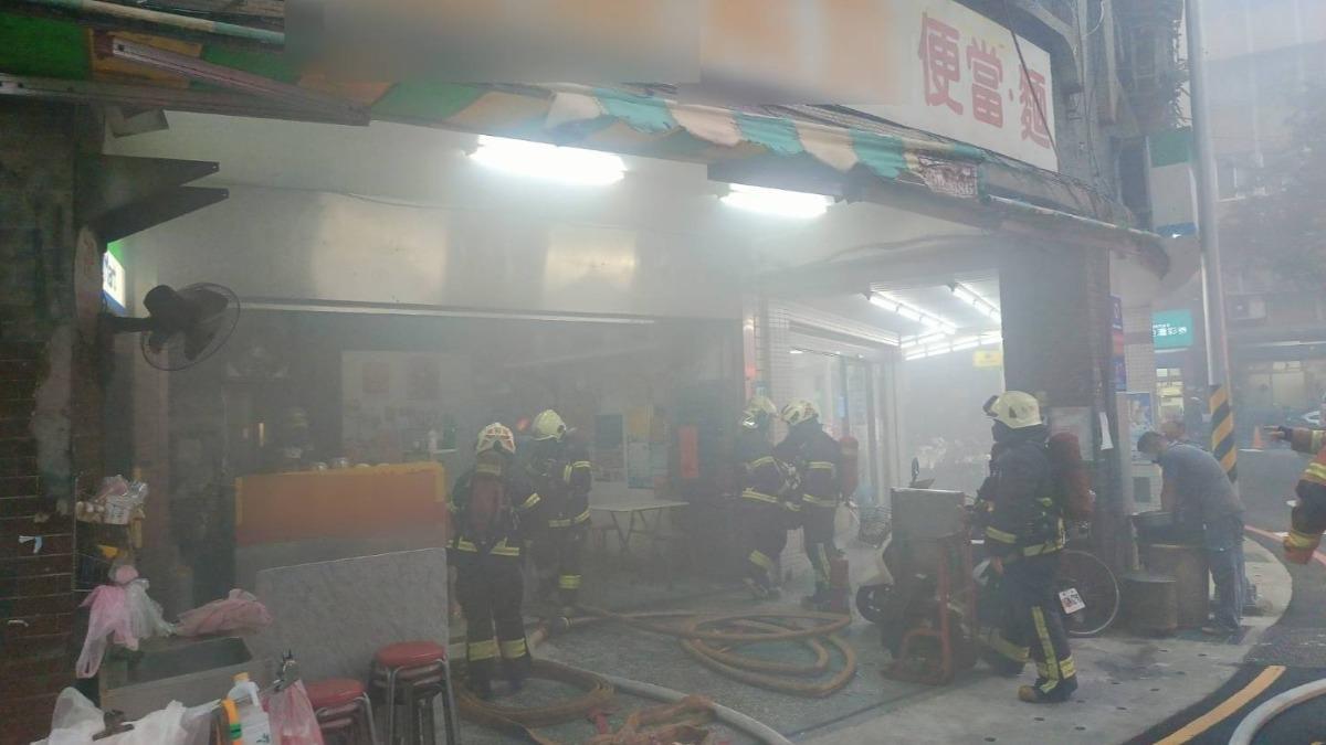 板橋區某素食餐廳發生火警，業者雙手燙傷送醫。（圖／翻攝畫面）