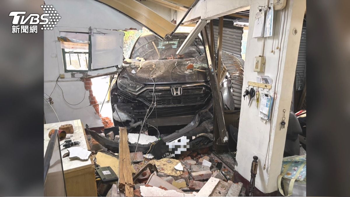 影音/清明返鄉遇劫!70歲女駕駛開車撞民宅 屋主妻驚:差點沒命。(圖/TVBS)