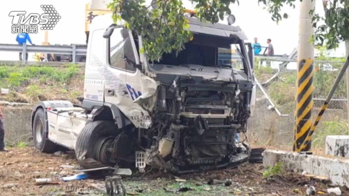 國一北上嘉義路段,聯結車爆胎失控衝破護欄翻覆邊坡。(圖/TVBS)