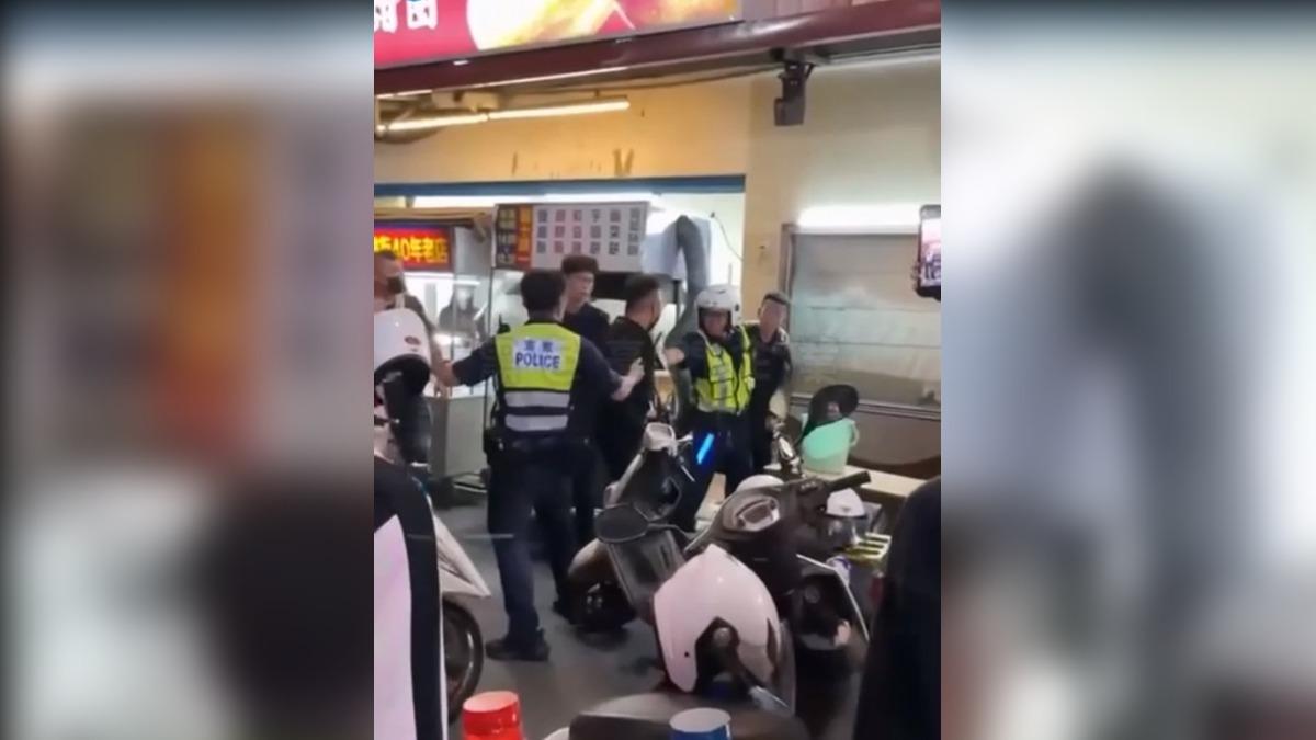 三重分局遶境勤務警力驚覺糾紛有擴大趨勢，立即上前隔離雙方，防止衝突擴大。（圖／翻攝黑色豪門企業）