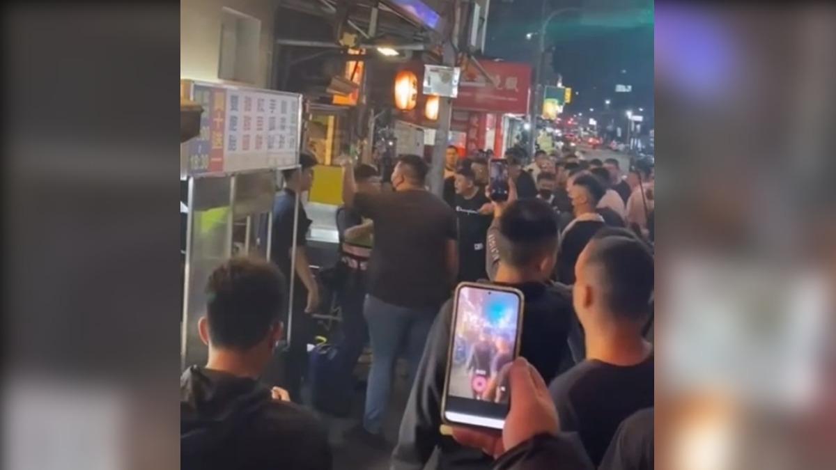 遶境隊伍陷入混亂狀態。（圖／翻攝黑色豪門企業）