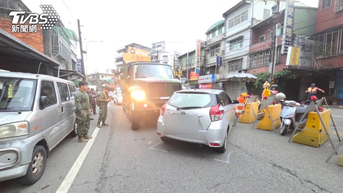  軍卡和轎車碰撞，一度造成現場交通阻塞。（圖／桃園市大溪分局）