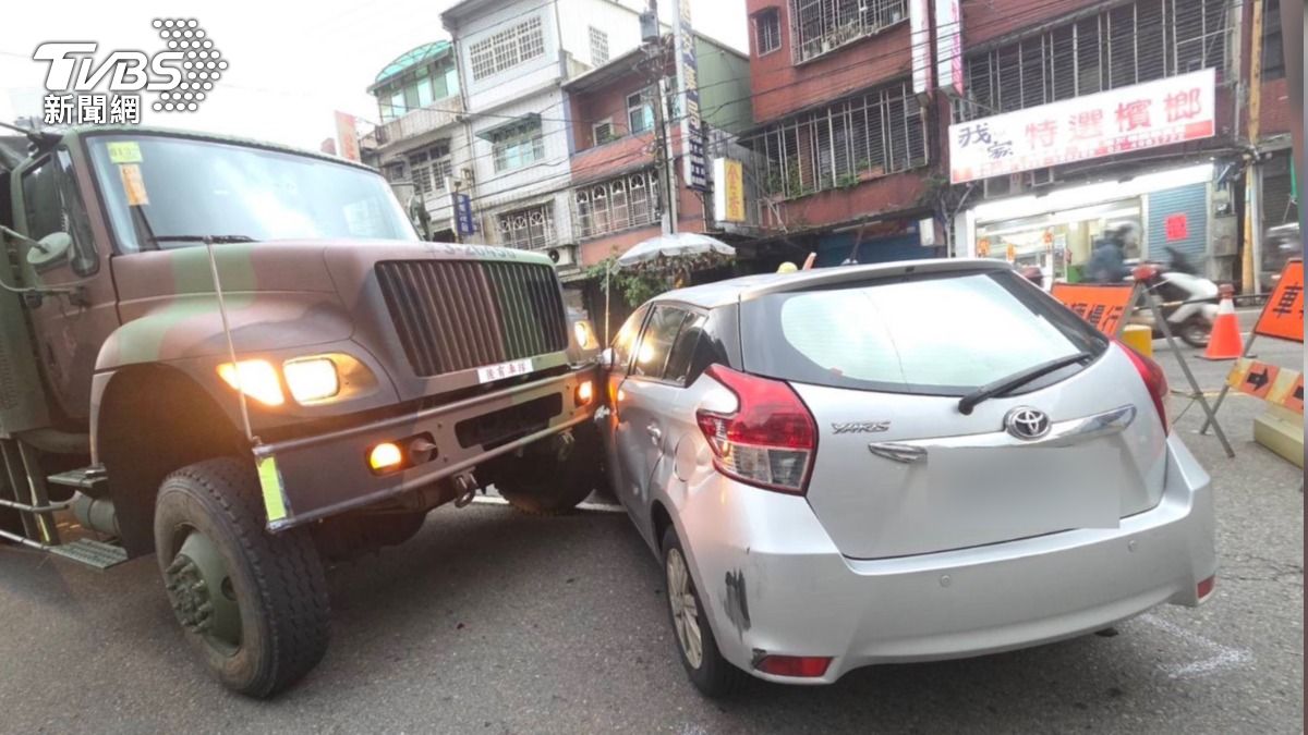  軍卡和轎車事故，碰得一聲嚇壞附近民眾。（圖／桃園市大溪分局）