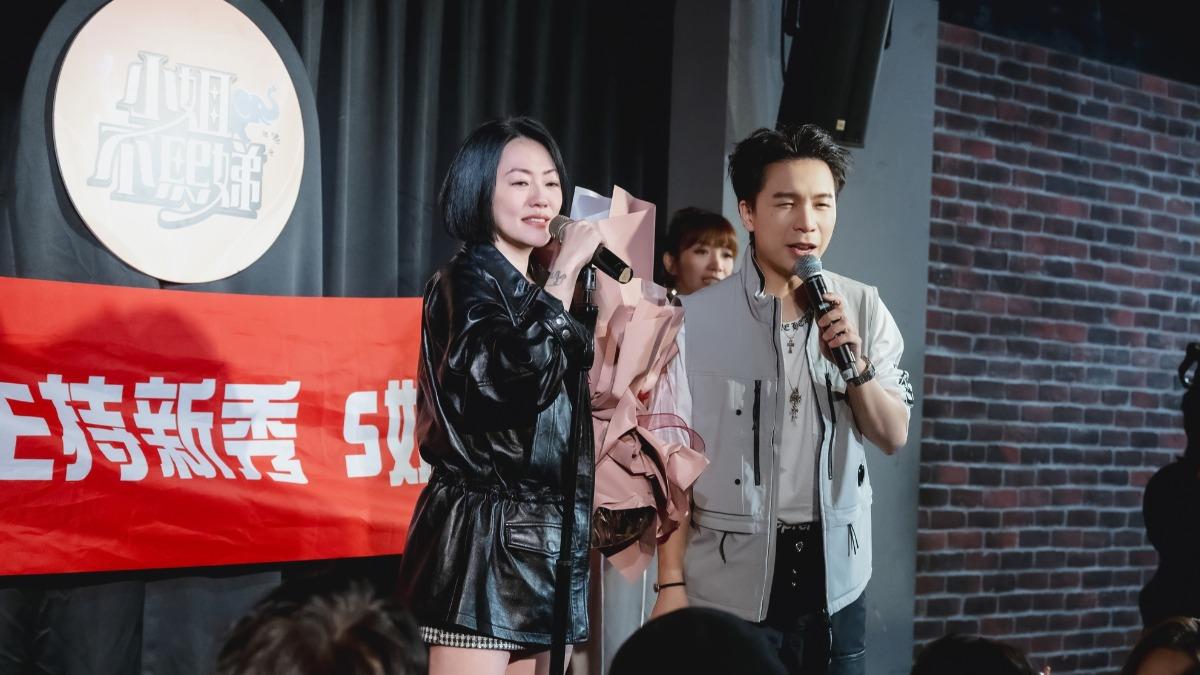 小S一上台先罵髒話 。(圖/翻攝自小姐不熙娣臉書)