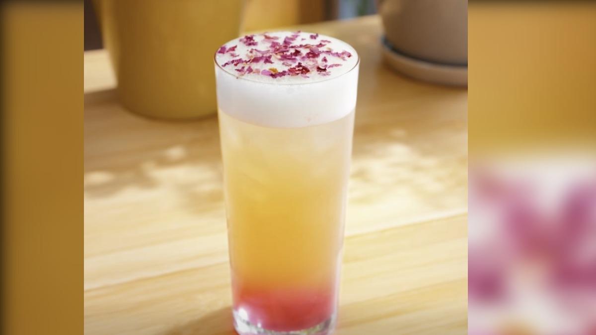 星巴克蘋果山茶花美式新品登場。(圖/翻攝自星巴克咖啡同好會(Starbucks Coffee)臉書)