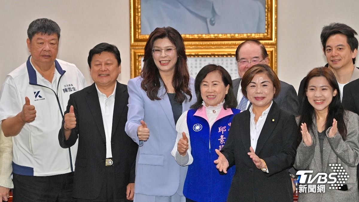 國民黨立院黨團為鄭麗文訪中一行人送行。(圖/胡瑞麒攝)
