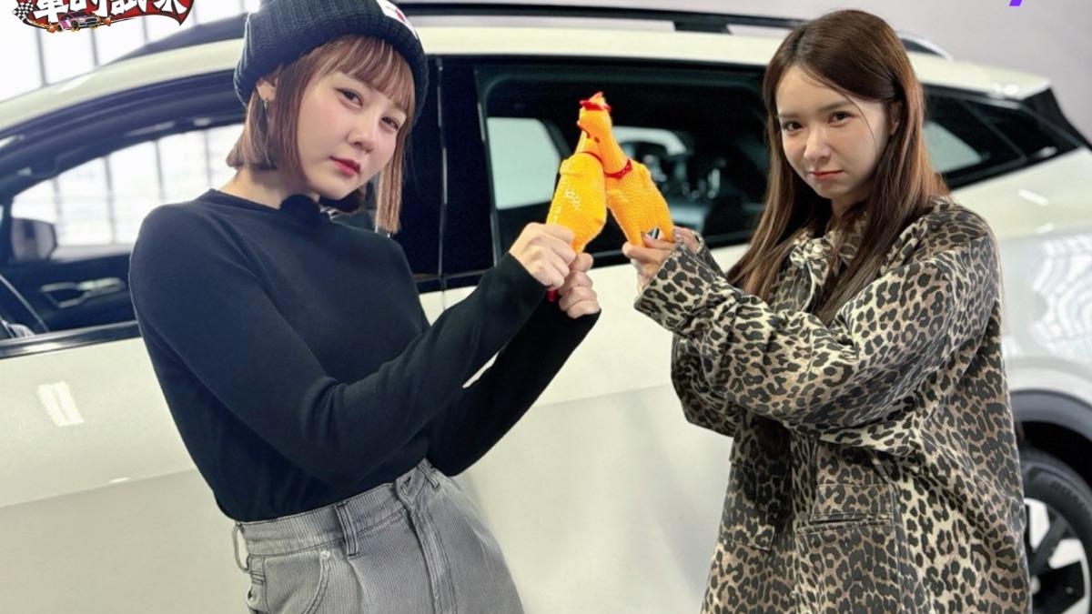 禾羽(右)自曝初次開車上路緊張到油門煞車分不清。(圖/《Yahoo車的試煉》 提供)