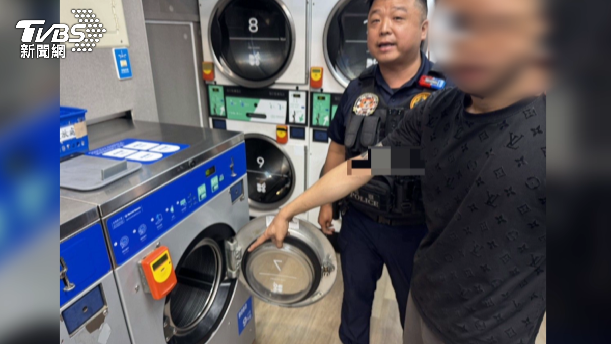 高雄前金有員警巡邏時見兩名男子行為異常，一人衝進自助洗衣店，員警上前盤查時在洗衣機內發現丟棄的毒品。（圖／TVBS）