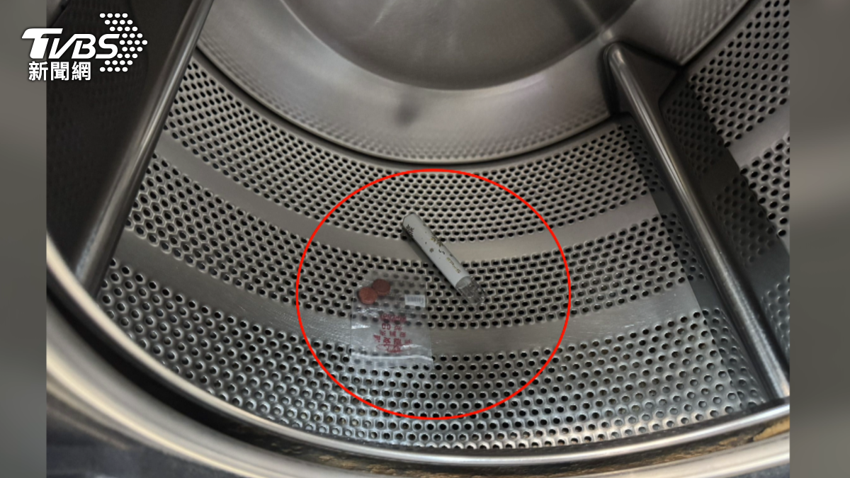 員警發現洗衣槽中有嫌犯丟棄的喪屍煙彈及毒品梅錠，車內也搜出毒咖啡包。（圖／TVBS）