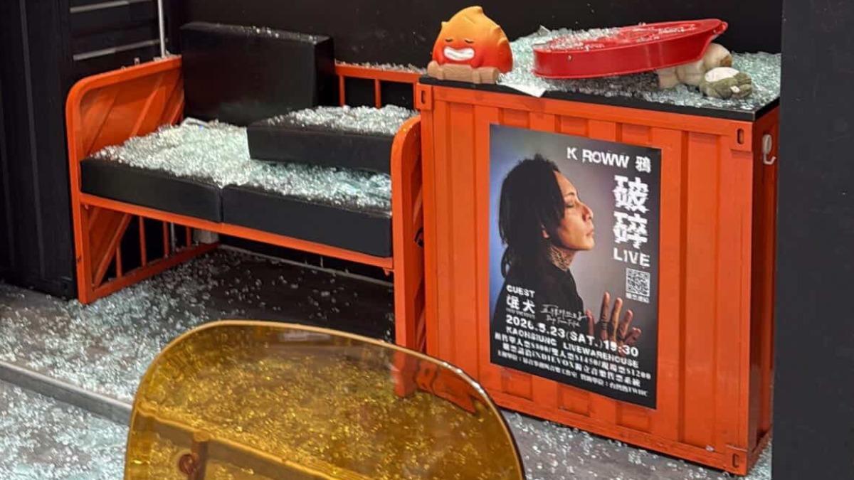 噴槍疑過熱,玻璃熱漲冷縮碎裂,旁邊正好貼一張海報寫著「破碎」2字。(圖threads/hotdope339)