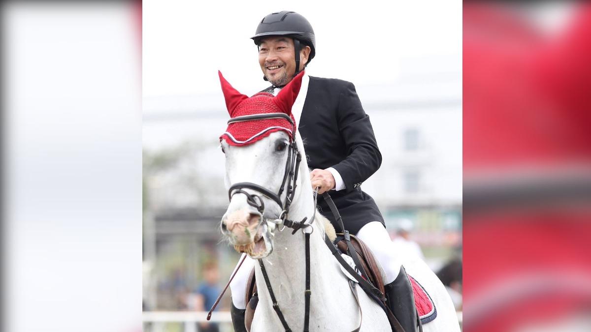 許安進因為愛騎馬最後買下馬場。(圖／許安進提供)