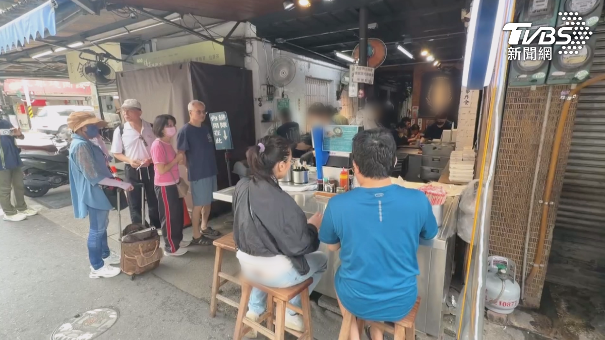 這間位於台南的知名小吃店,以浮水魚羹和碗粿聞名,吸引不少遊客慕名前往品嘗。(圖/TVBS)