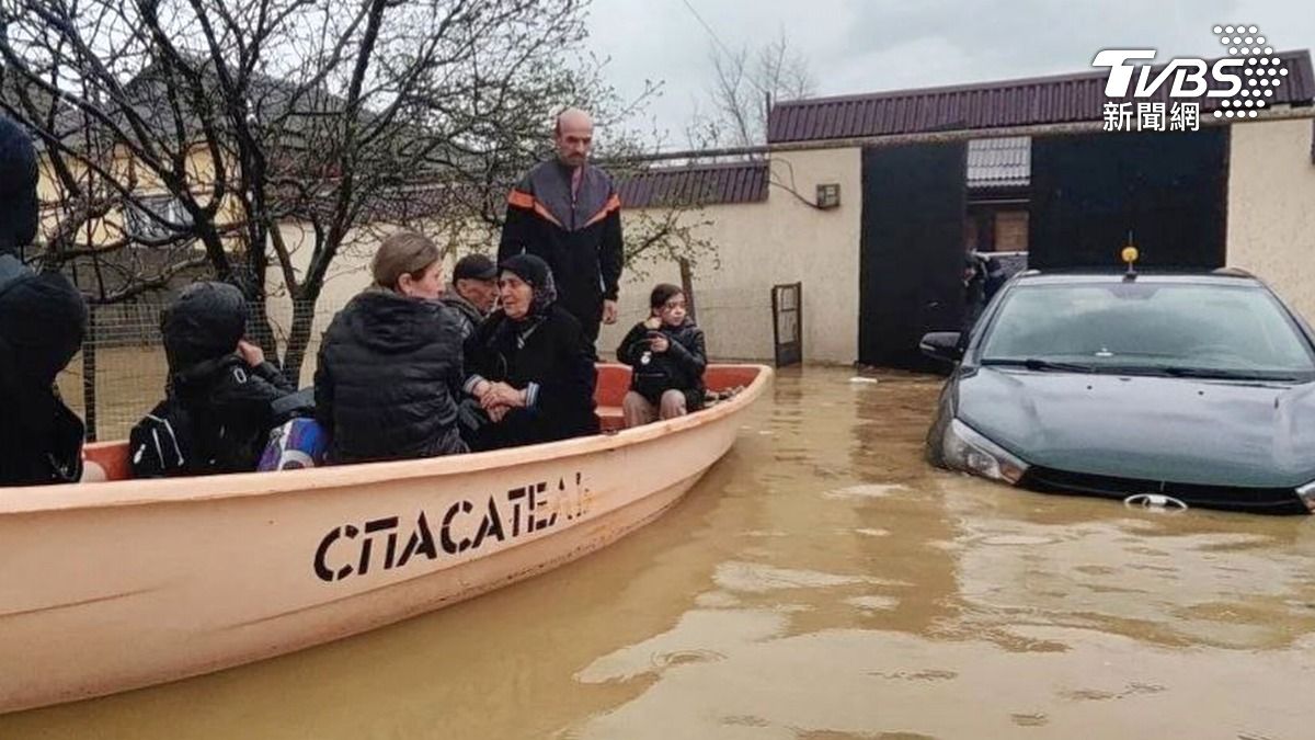 俄羅斯達吉斯坦共和國德爾本特區暴雨釀洪水，緊急情況部人員出動小船疏散居民。（圖／達志影像美聯社）