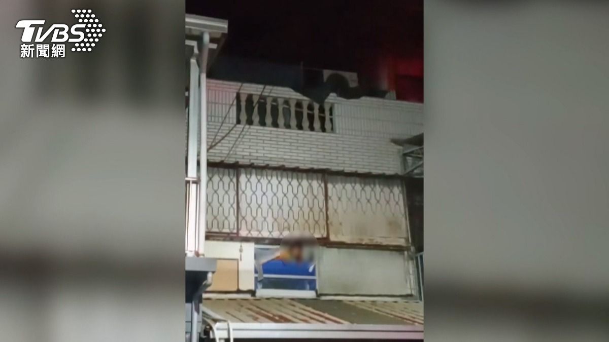 台中透天厝竄火4人受困!10歲女童趴窗求救 63歲嬤「一度沒心跳」。(圖/TVBS)