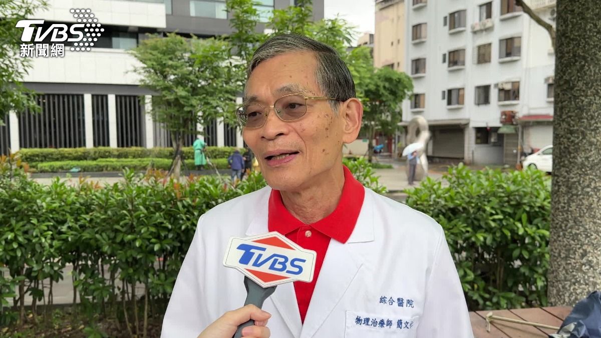 物理治療師說,將雙腿固定在正確位置,讓身體比較端正,的確可以緩解腰痠背痛。(圖/TVBS)