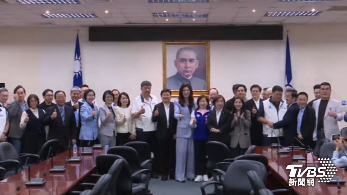 國民黨立委送鄭麗文(圖/TVBS資料畫面)