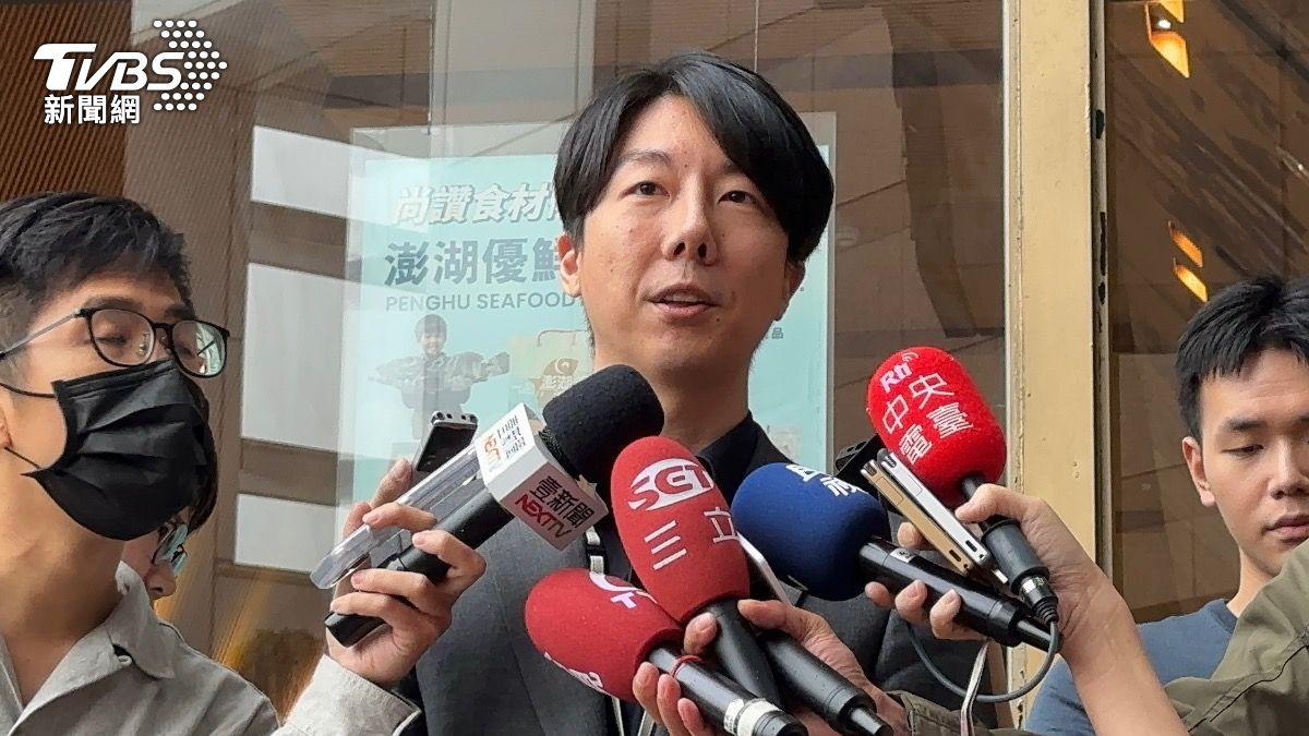 民進黨發言人吳崢在選對會後受訪。(圖/潘袁詩羽攝)