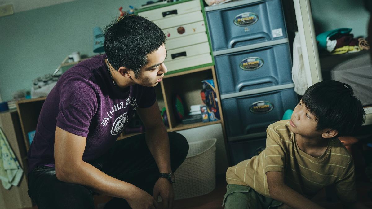 洪君昊飾演的蕭治和(右)在育幼院遭到霸凌。(圖/冬候鳥電影、文策院提供)