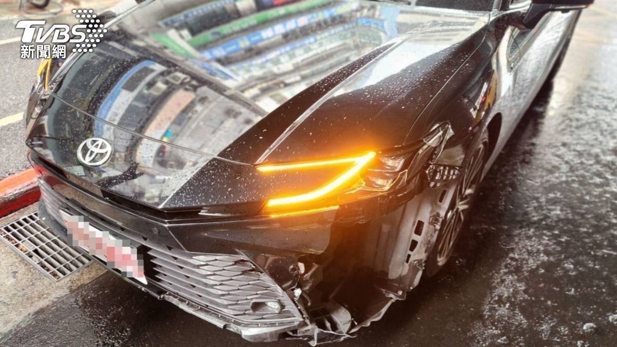 肇事車輛車頭有明顯毀損痕跡。(圖/TVBS)
