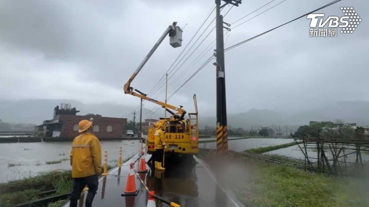 台電巡檢班人員按照SOP擺放三角錐區,隔施工區域。(圖/TVBS)