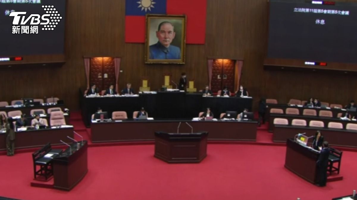 避免議場爆發衝突,立法院長韓國瑜火速宣布休息緩解僵局。(圖/TVBS)