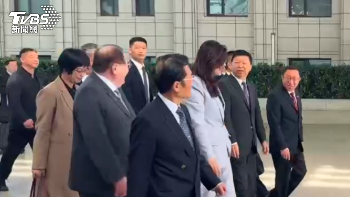 國民黨主席鄭麗文今下午抵達上海,由國台辦主任宋濤親自接機。(圖/崔重群攝)