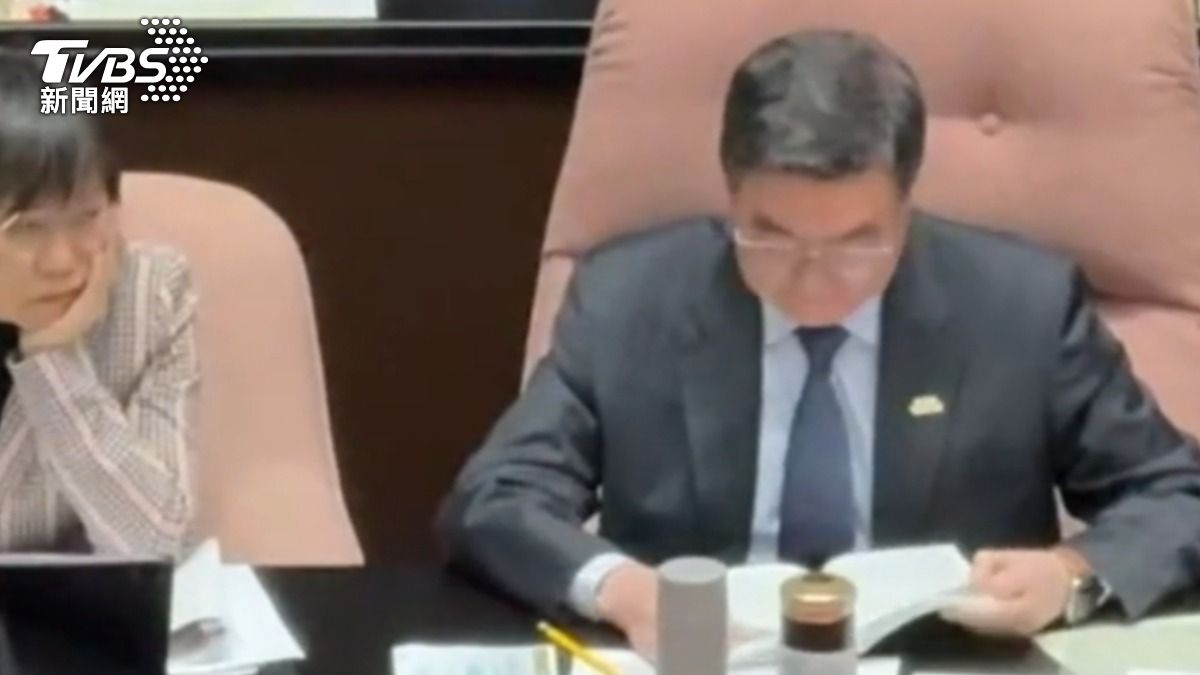 面對李貞秀的質疑,行政院長卓榮泰在台下翻閱新書老神在在。(圖/TVBS)