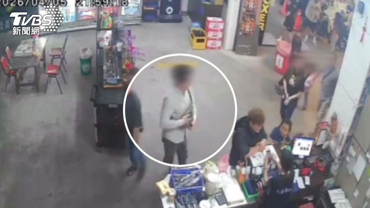 其中一名男子還一度摸了一下包包,但並未等待店員結帳,便逕自走出釣蝦場。(圖/TVBS)
