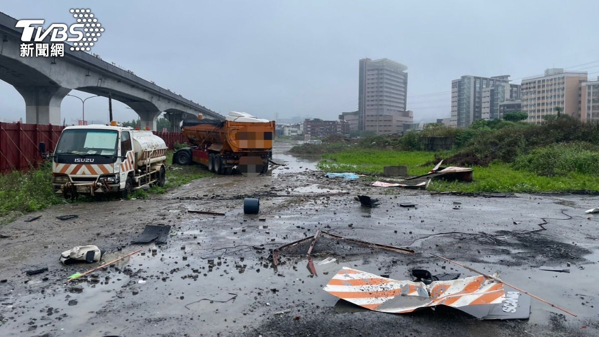 曳引車失控衝進工地，過程中還輾死1名越南籍行人。（圖／TVBS）