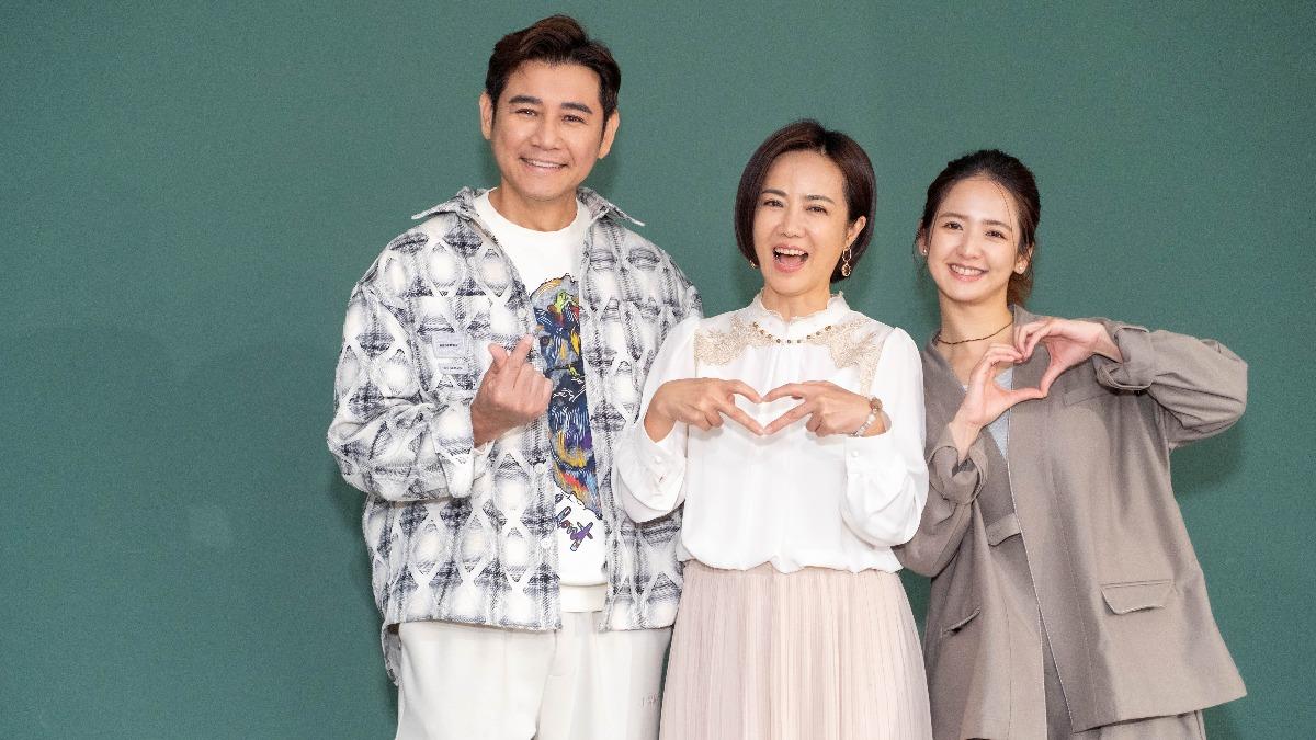 左起陳熙鋒、陳仙梅、臧芮萱演出一家人。(圖/大愛提供)