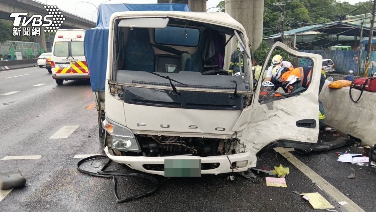 小貨車駕駛命危,送醫搶救中。(圖/TVBS)